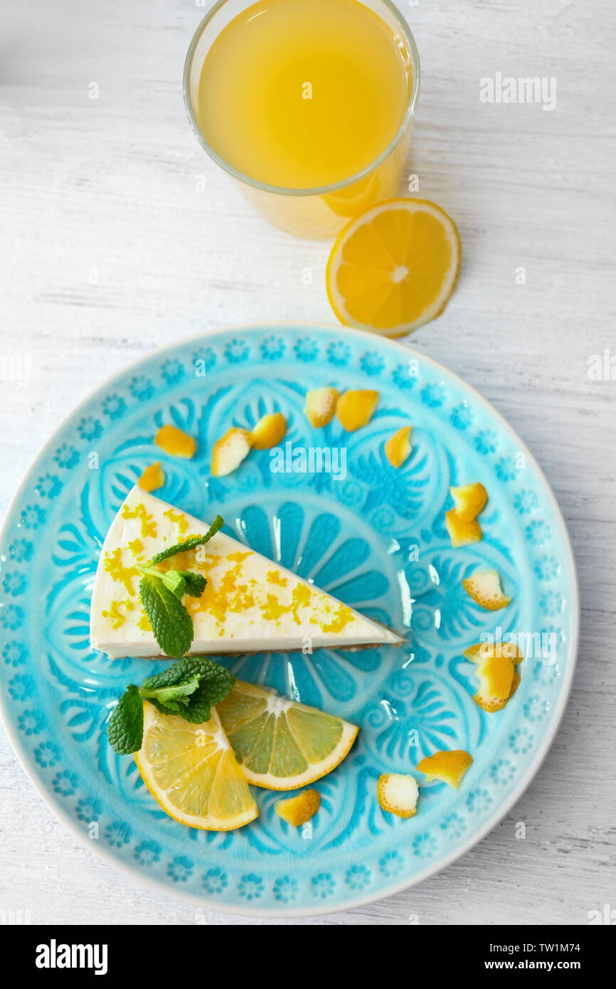 Gustosa fetta di cheesecake con limoni sulla piastra Foto Stock