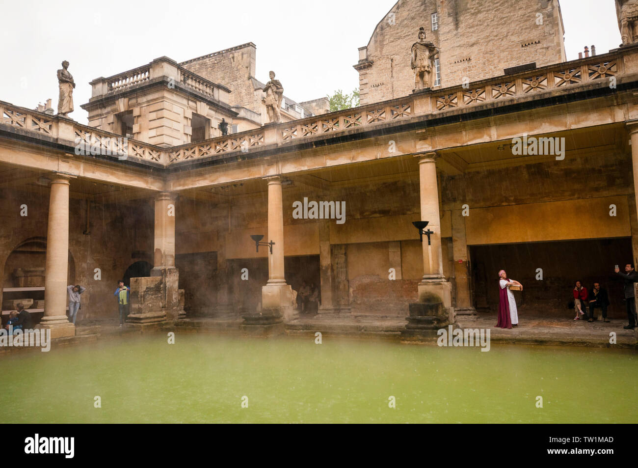 Personaggi vestiti da antichi romani nel sito patrimonio dell'umanità delle  terme romane di Bath, Inghilterra Foto stock - Alamy
