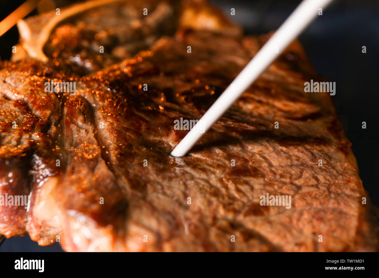 Una gustosa bistecca con termometro, primo piano Foto Stock