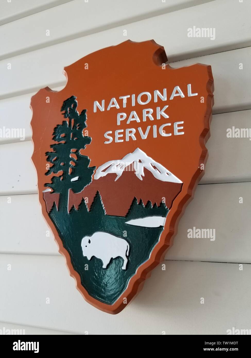 Close-up di tenuta intagliato della US National Park Service montato su una parete a Fort Baker in Sausalito, California, 10 maggio 2019. () Foto Stock