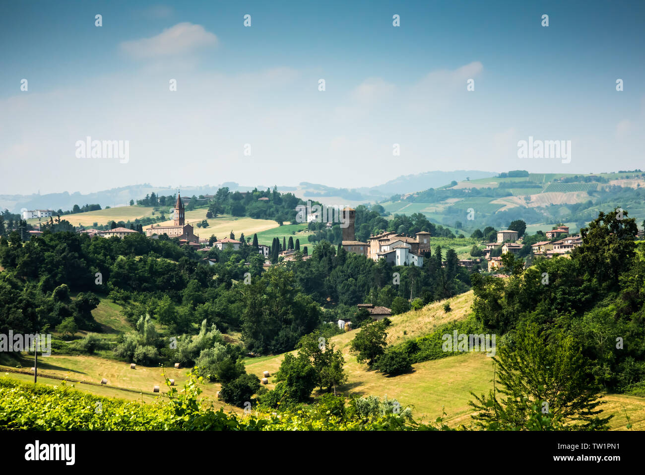 Di Levizzano in Modena colline, fumoso giorno di estate Foto Stock