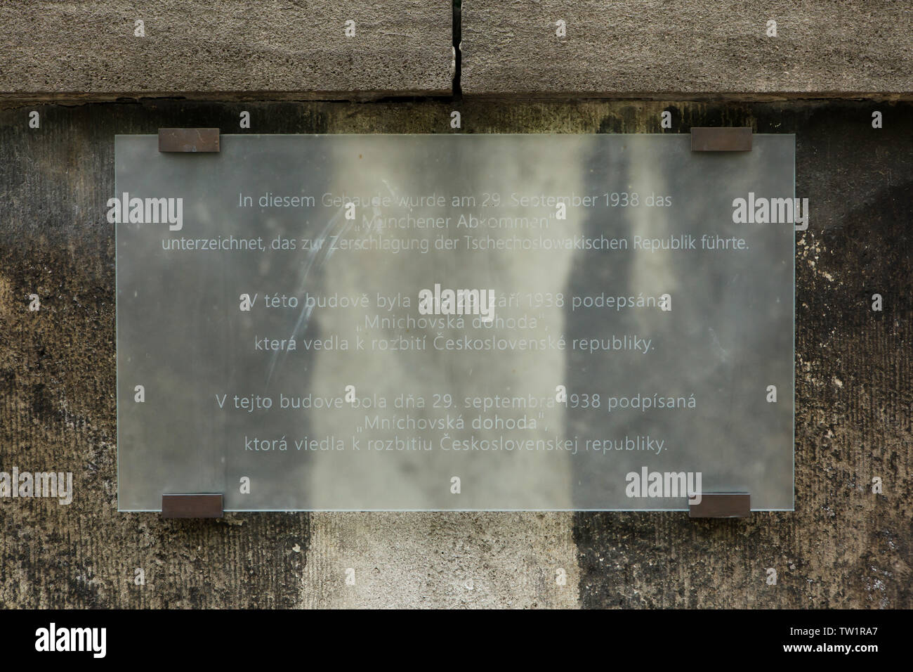 Lapide dedicata all'accordo di Monaco di Baviera (Münchner Abkommen) firmato il 29 settembre 1938 immessi sul Führerbau (Führer's edificio), ora l'Università di Musica e Arti dello Spettacolo (Hochschule für Musik und Theater) di Monaco di Baviera, Germania. Il testo in tedesco, ceco e slovacco significa: l'accordo di Monaco di Baviera, che ha portato alla rottura della repubblica Cecoslovacca, è stato firmato in questo edificio il 29 settembre 1938. Il Führerbau progettato dall architetto tedesco Paul Ludwig Troost fu costruita nel 1933-1937 come un edificio rappresentativo di Adolf Hitler. L'accordo di Monaco di Baviera ha firmato in um Foto Stock