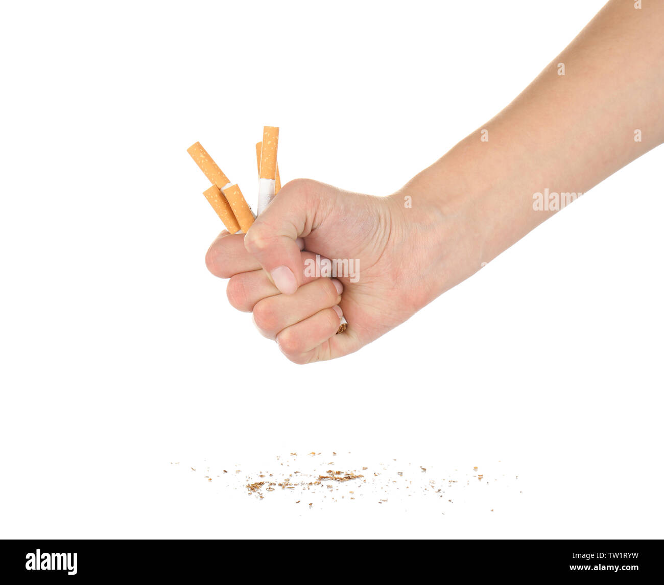 Mano umana la frantumazione di sigarette su sfondo bianco Foto Stock