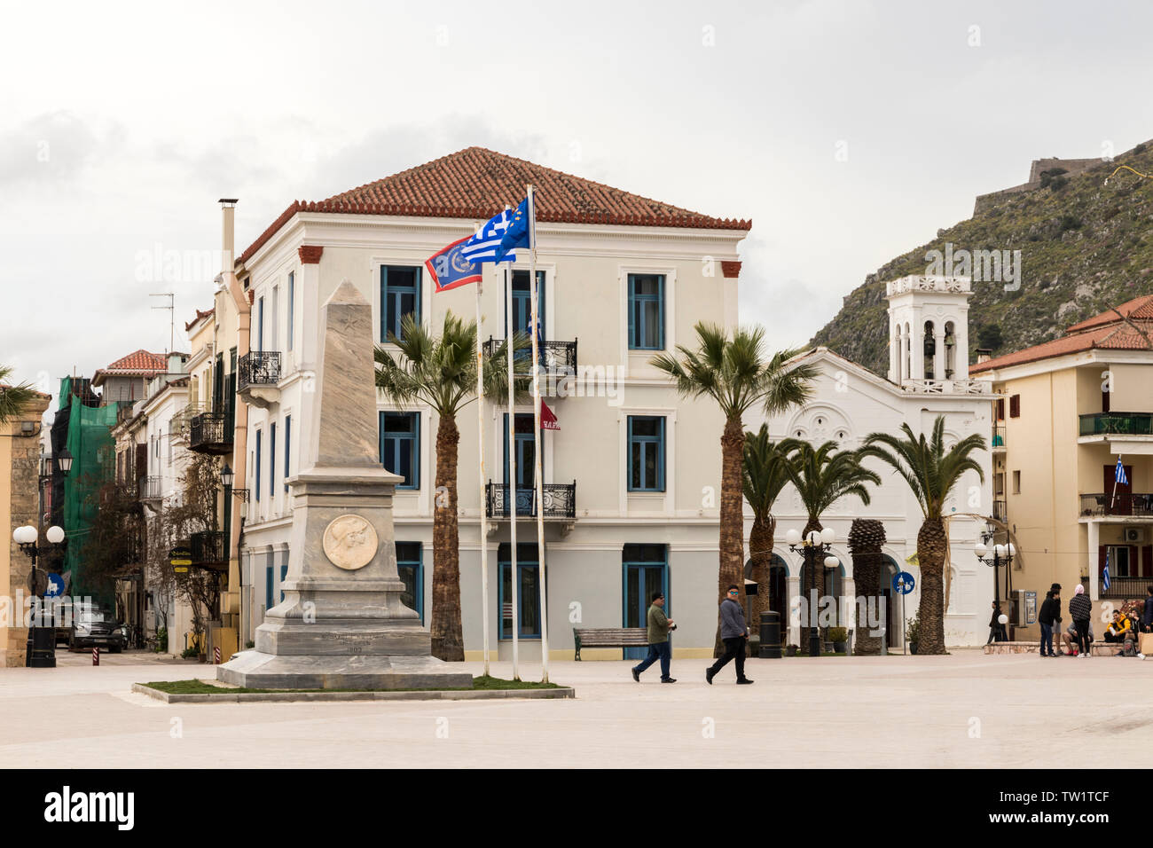 Nafplio, Grecia. La Plateia Filellinon o Filellinon Square, con il monumento in memoria di filoelleni francesi caduti nella Rivoluzione greca Foto Stock