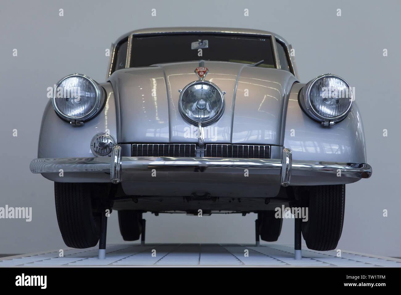 Automobile cecoslovacca Tatra 87 (1937) progettato da Austrian automobile designer Hans Ledwinka e prodotta dalla società di Tatra in Kopřivnice, Cecoslovacchia (da 1937 a 1950) sul display nella Pinakothek der Moderne di Monaco di Baviera, Germania. Foto Stock