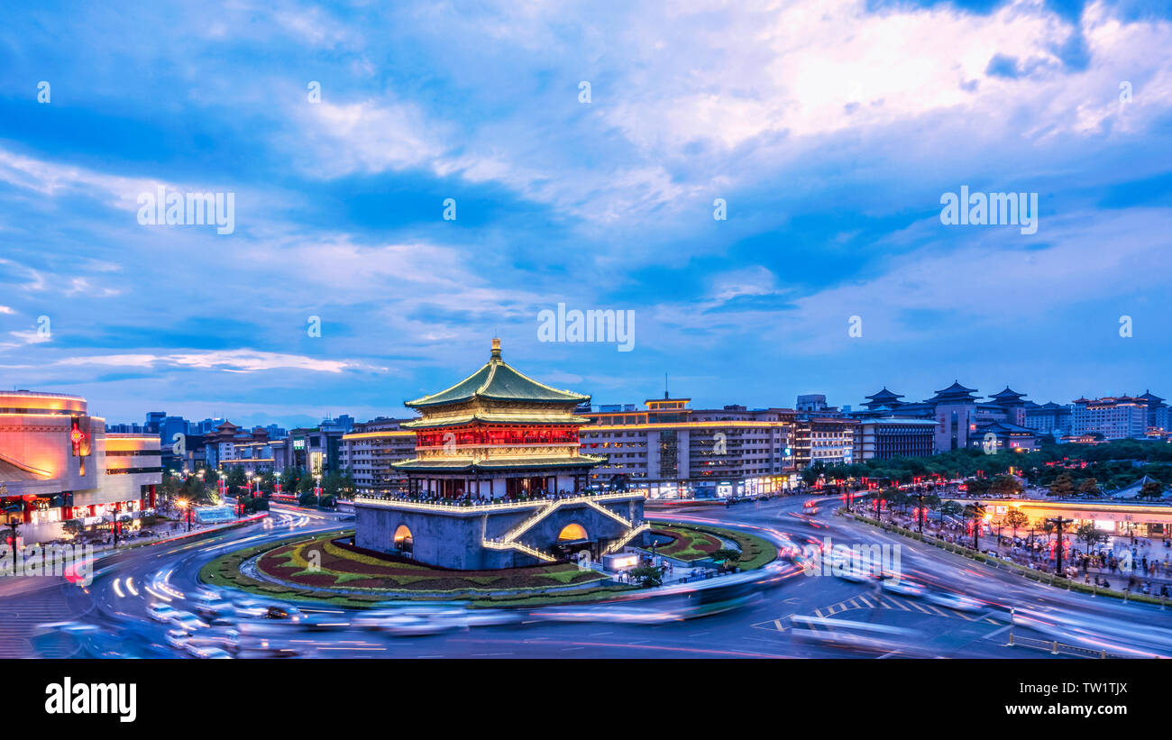L'antico edificio torre dell orologio e la torre del tamburo nella città antica di Xi'an sono famosi palazzi di Xi'an. Foto Stock L'antico edificio torre dell orologio e la torre del tamburo nella città antica di Xi'an sono famosi palazzi di Xi'an. Foto Stock