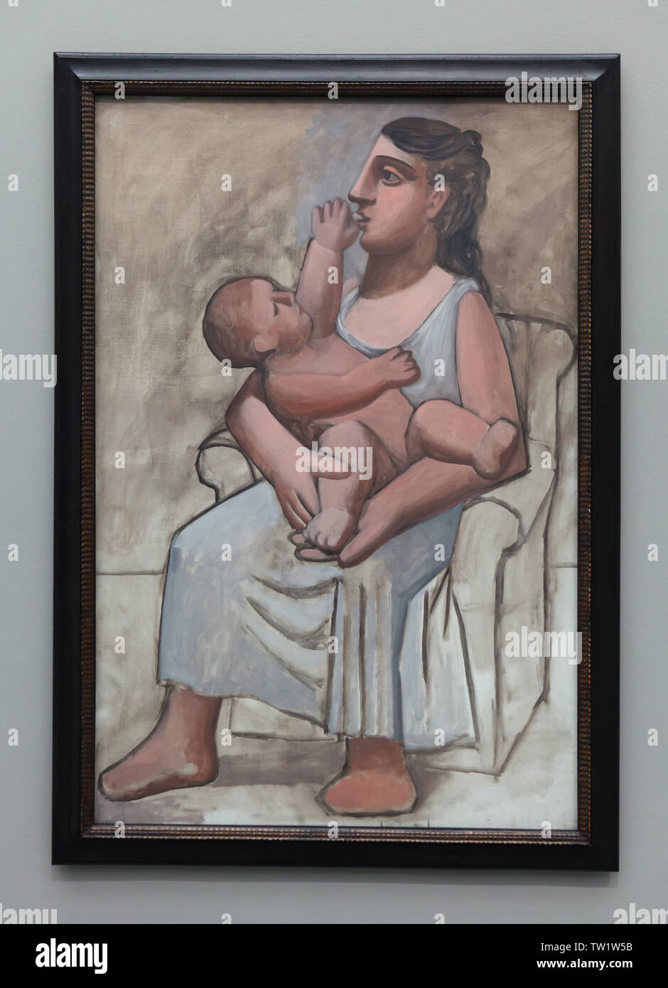 Pittura 'Motherhood' di Pablo Picasso (1921) sul display nella Pinakothek der Moderne di Monaco di Baviera, Germania. Olga Picasso, née Khokhlova, la prima moglie di Pablo Picasso, con Paolo Picasso, il primo figlio di Pablo Picasso, è raffigurata nel dipinto. Foto Stock Pittura 'Motherhood' di Pablo Picasso (1921) sul display nella Pinakothek der Moderne di Monaco di Baviera, Germania. Olga Picasso, née Khokhlova, la prima moglie di Pablo Picasso, con Paolo Picasso, il primo figlio di Pablo Picasso, è raffigurata nel dipinto. Foto Stock