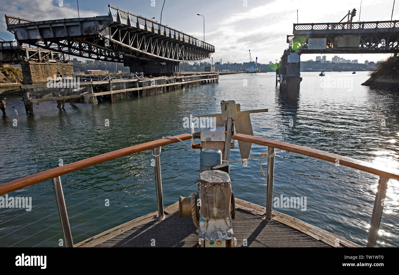 Vista dalla parte anteriore del traghetto in procinto di passare attraverso l'apertura a Pyrmont Bridge, uno dei più antichi ponti in Sydney e ora utilizzato come un ponte pedonale. Foto Stock