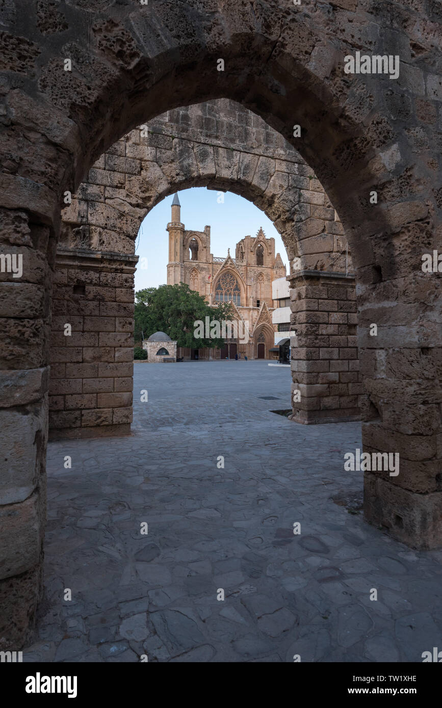 Vista di Lala moschea di Mustafa ( St Nicholas Cathedral ) in Famagosta, Cipro Foto Stock