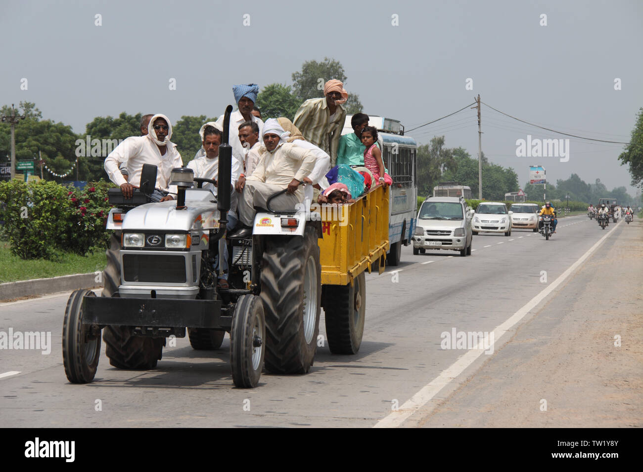 Il traffico su strada, New Delhi, India Foto Stock