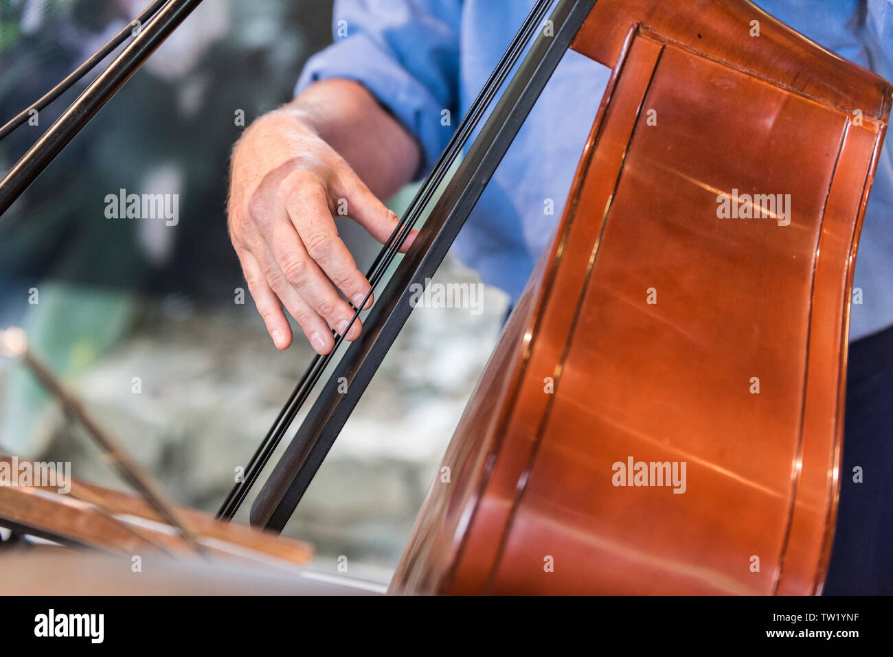 Un musicista che gioca un contrabbasso. Foto Stock