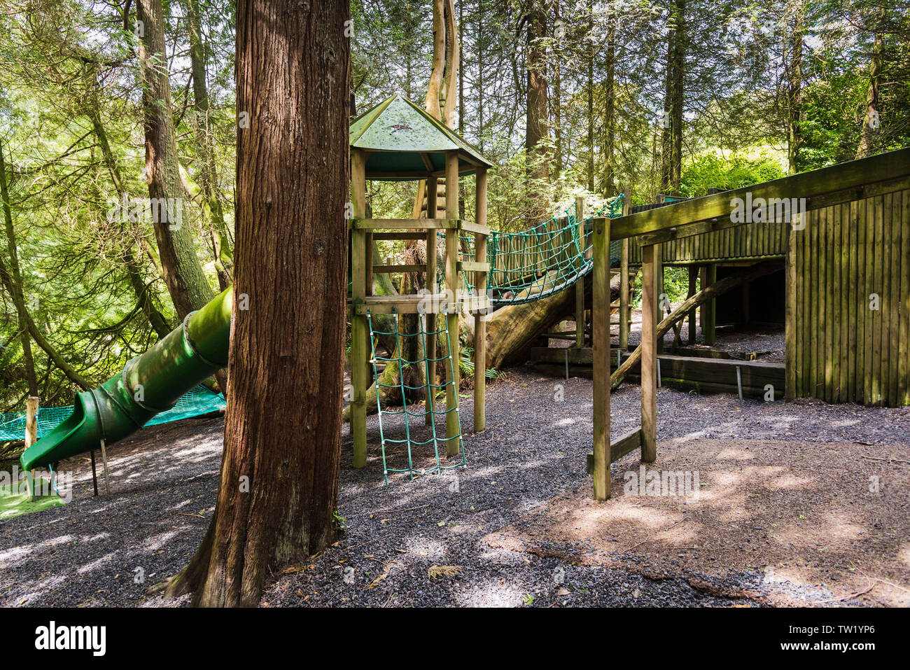 Un avventura per bambini Parco giochi situato in una zona boschiva di Trebah giardino in Cornovaglia. Foto Stock