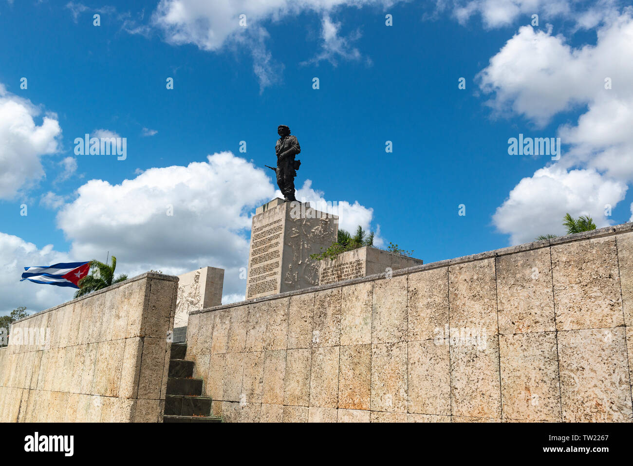 Statua di bronzo di Ernesto Che Guevara al suo memorial a Santa Clara, Cuba, Caraibi Foto Stock