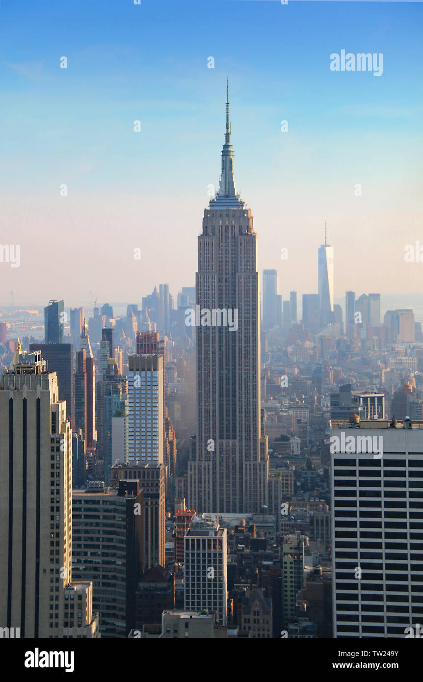 Vista epica di Empire State & OWO dal Rockefeller al tramonto, New York New York, Stati Uniti d'America Foto Stock