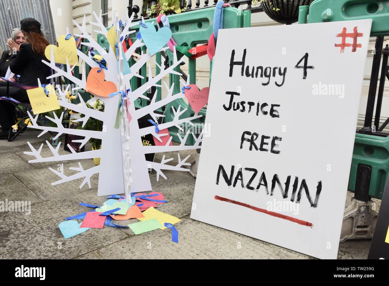Londra, Regno Unito. Il 18 giugno, 2019. Giorno 4. 4 affamati di giustizia libera Nazanin protesta, al di fuori dell'ambasciata iraniana a Londra. UK Credit: Michael melia/Alamy Live News Foto Stock