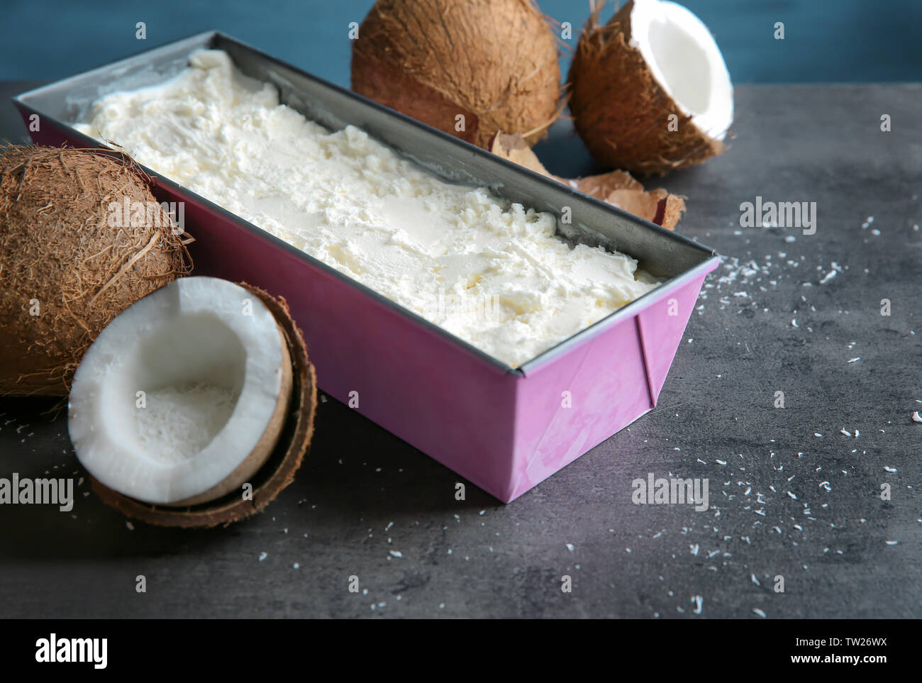 Composizione con cocco fresco gelato sul tavolo Foto Stock