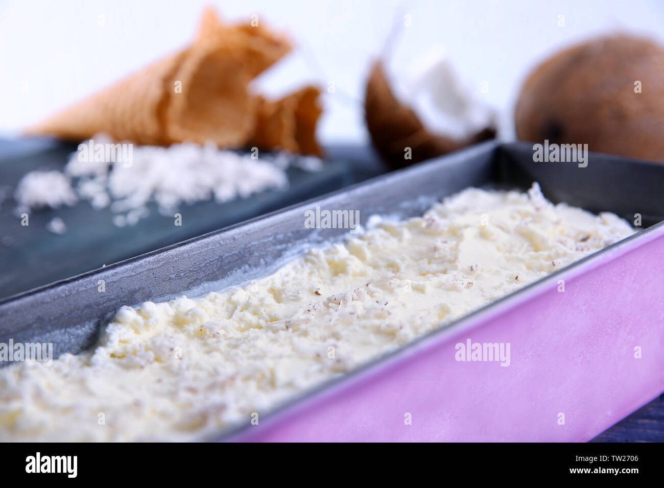 Contenitore con cocco fresco gelato, primo piano Foto Stock