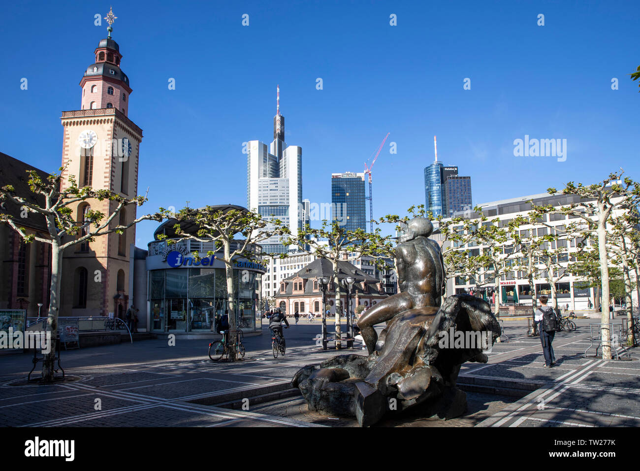 Skyline di Francoforte am Main, sullo sfondo di grattacieli, il quartiere finanziario e il centro della città vecchia, Hauptwache, zona pedonale Zeil street, San Katharinenkir Foto Stock