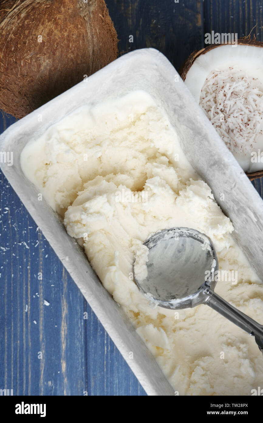 Fresco di movimentazione gelato dalla vasca di metallo, primo piano Foto Stock