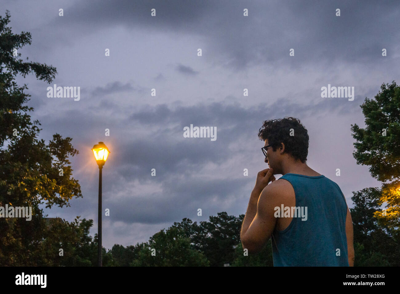 Uomo maschio persona atleta pensando di notte su una serata run - contemplare pensieri con lampada post - vuoto vuoto lo spazio in camera per copiare il testo o copysp Foto Stock