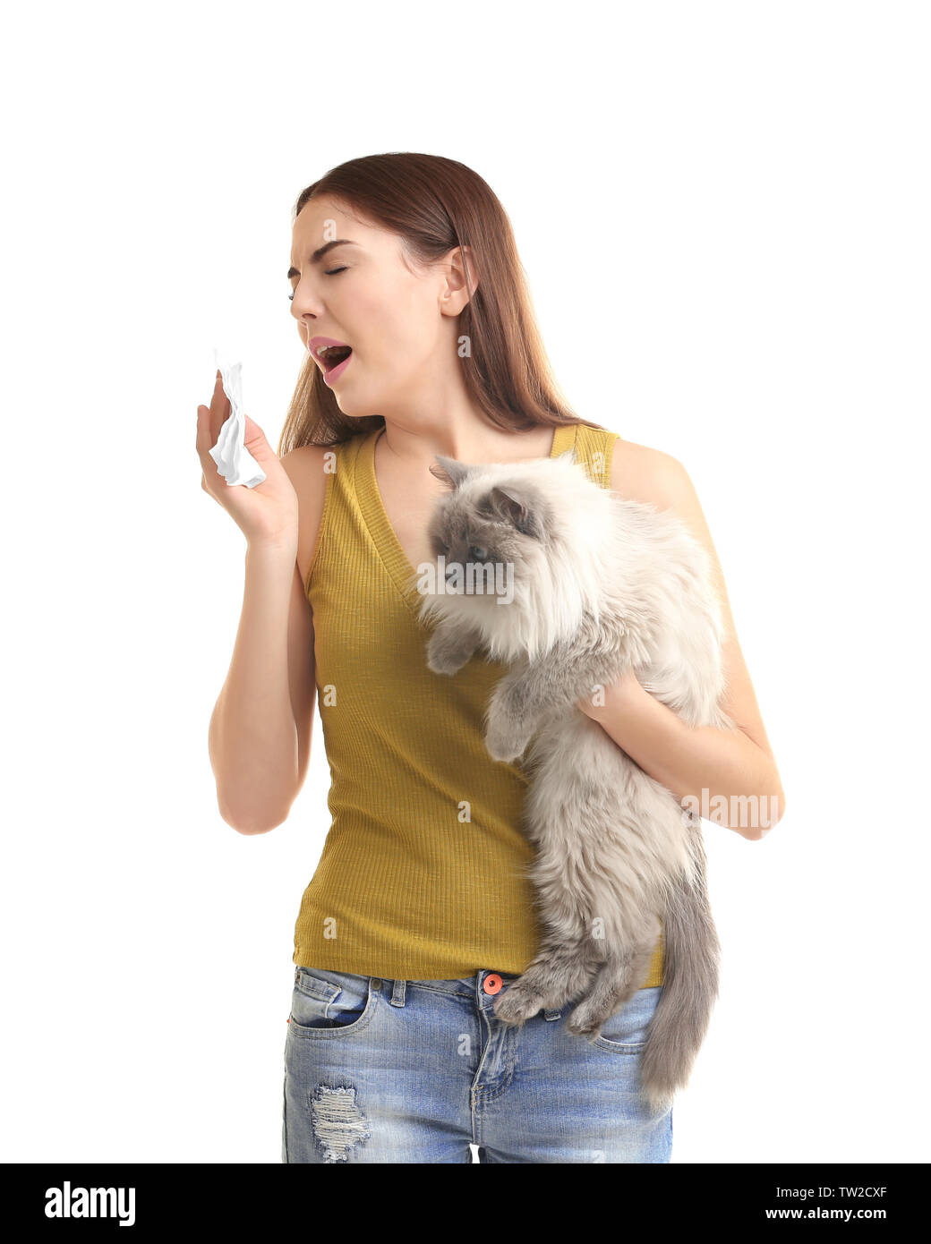 Allergia animale concetto. Bella donna con gatto su sfondo bianco Foto Stock