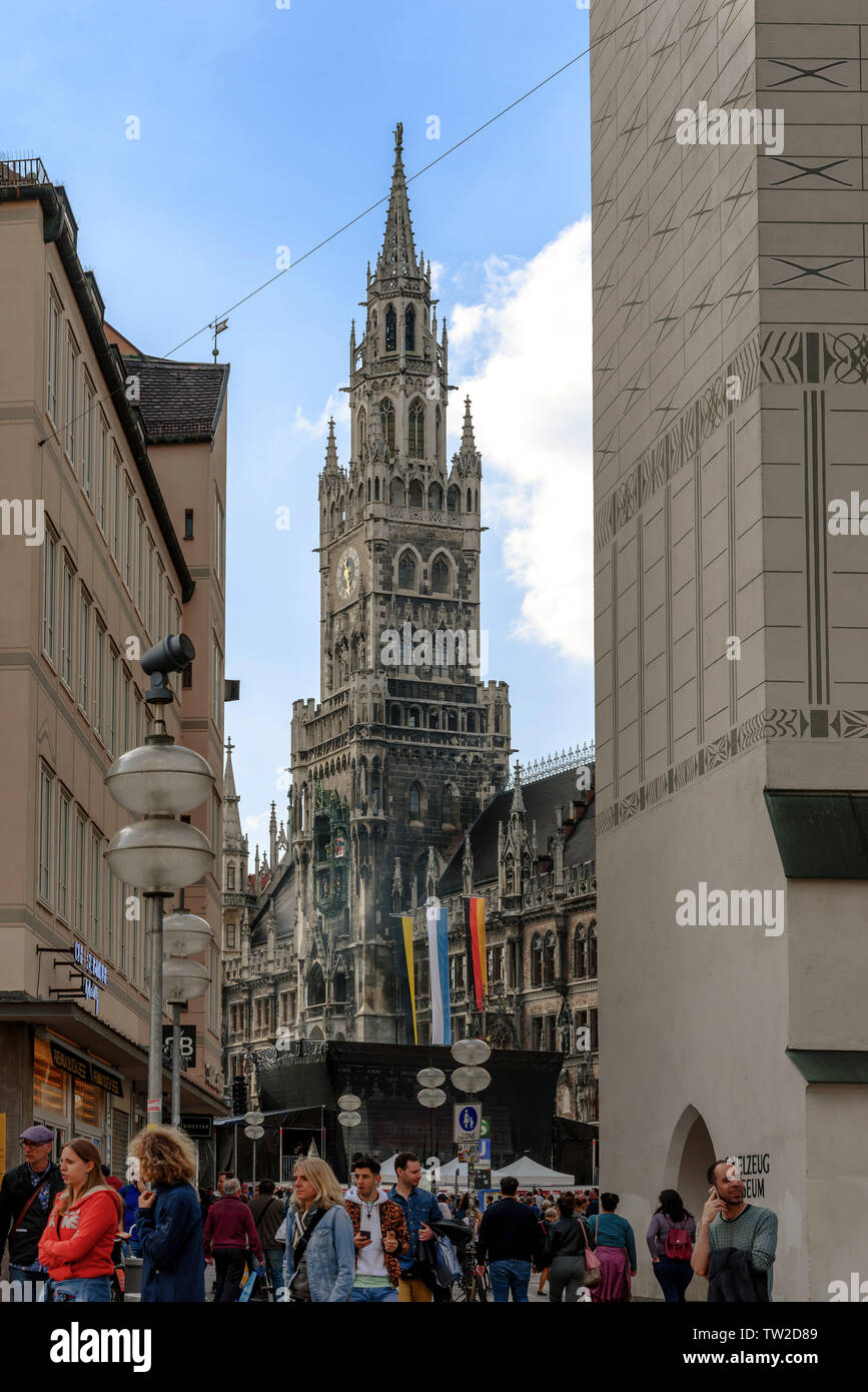 La torre del Neues Rathaus come si vede dal Viktualienmarkt Monaco di Baviera, Germania su una soleggiata giornata di primavera Foto Stock