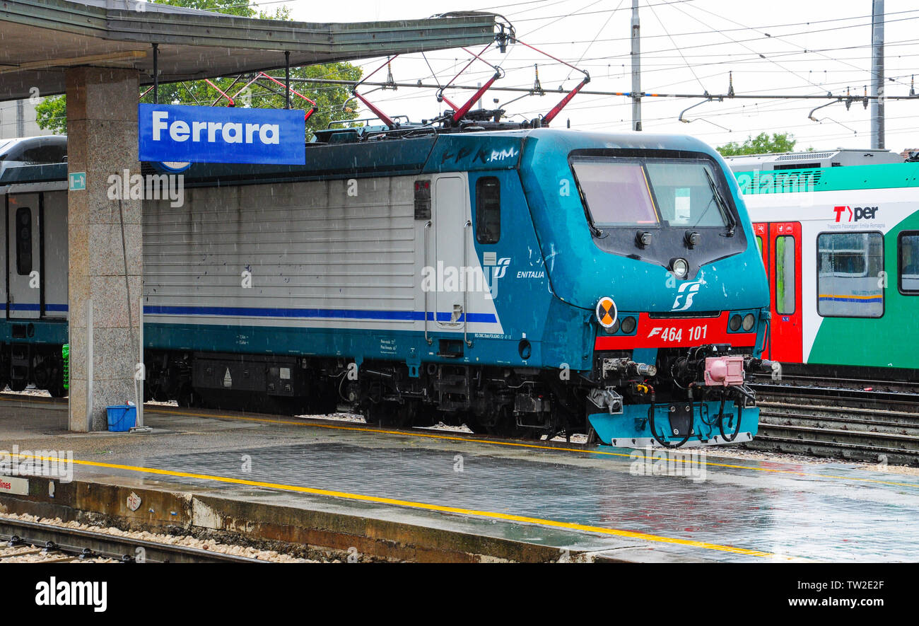 Classe 464 locomotore elettrico sotto la pioggia alla stazione ferroviaria di Ferrara, Italia, Europa Foto Stock