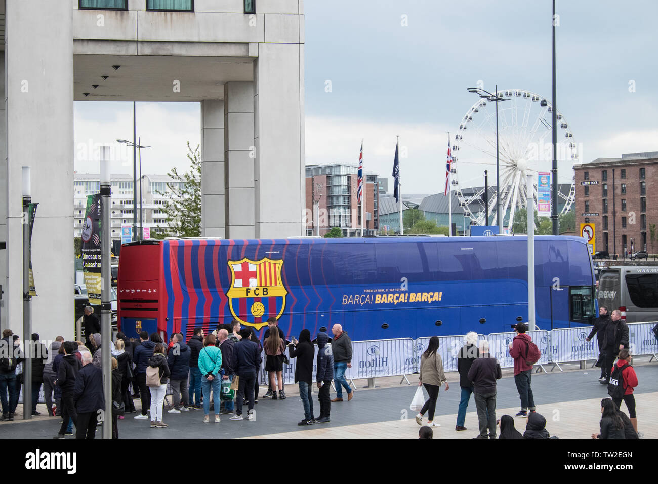 Barcelona football team bus,Hilton Hotel,Liverpool,beat,Barcelona, Liverpool,Nord,Nord,città,Merseyside,l'Inghilterra,inglese,GB,Gran Bretagna,British,l'Europa, Foto Stock