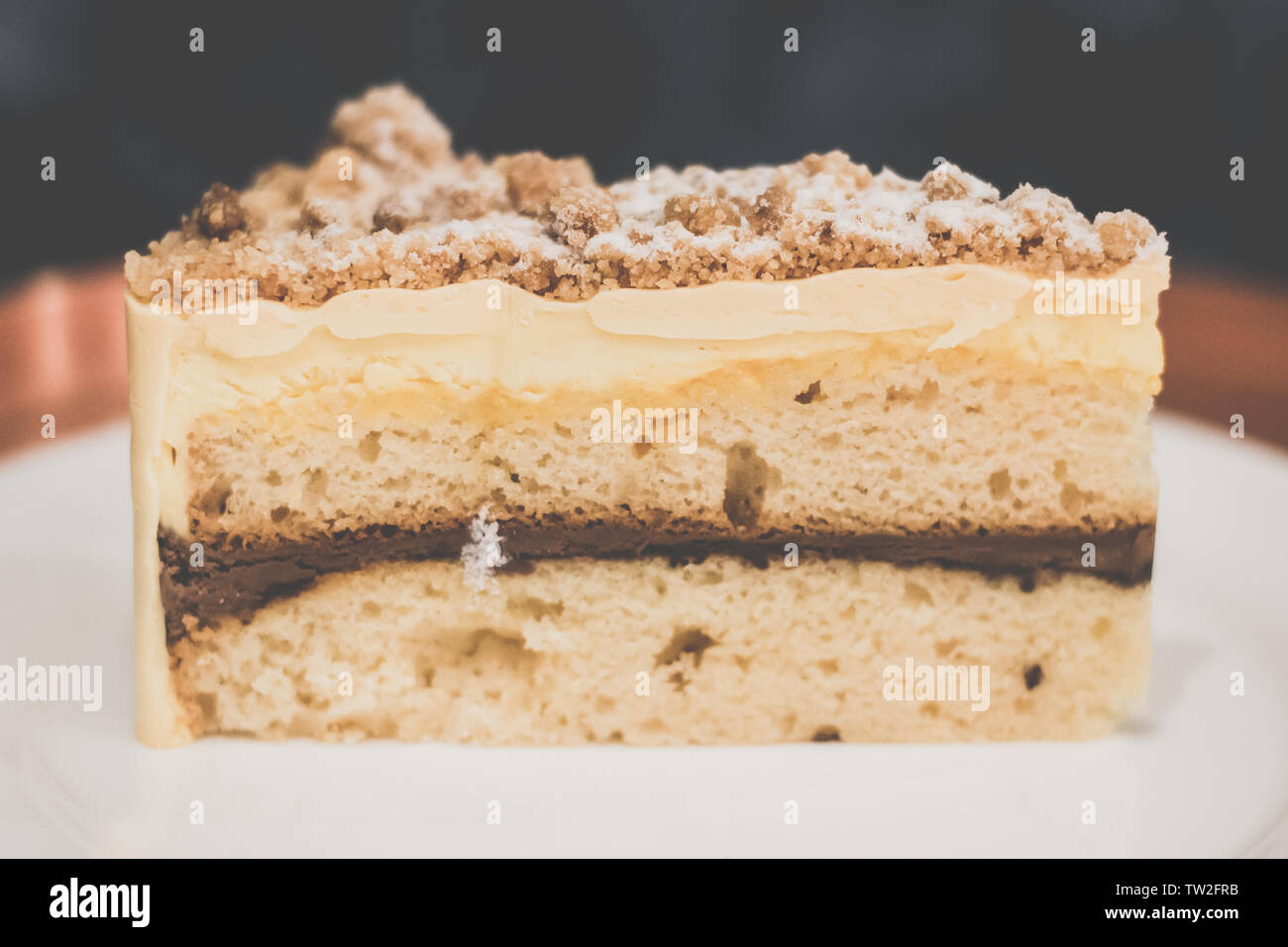 Jaffa Cake Vaniglia ciambellone racchiuso a sandwich fra ricchi mousse al cioccolato, marmellata di arancia e mousse.ine, conditi con burro di mandorla sbriciolate Foto Stock