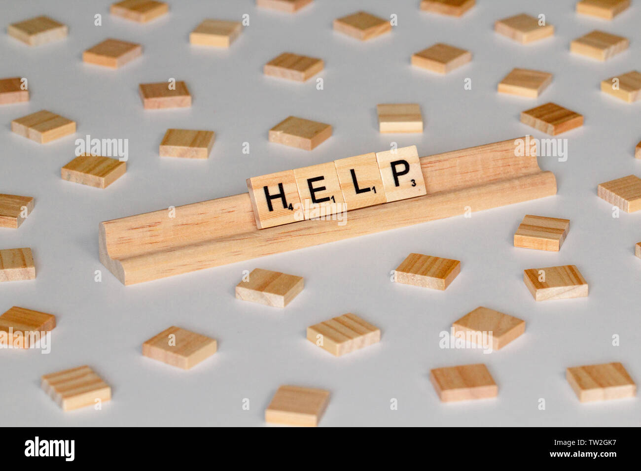 Scrabble gioco di parola piastrelle di legno ortografia 'Aiuto' Foto Stock