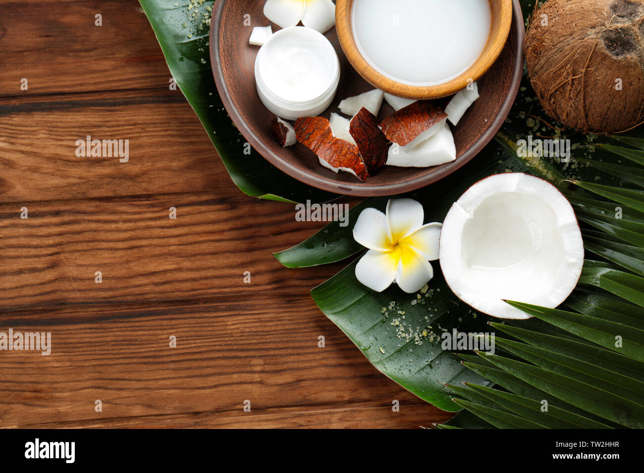 Composizione con il latte di cocco e fiori esotici su sfondo di legno Foto Stock