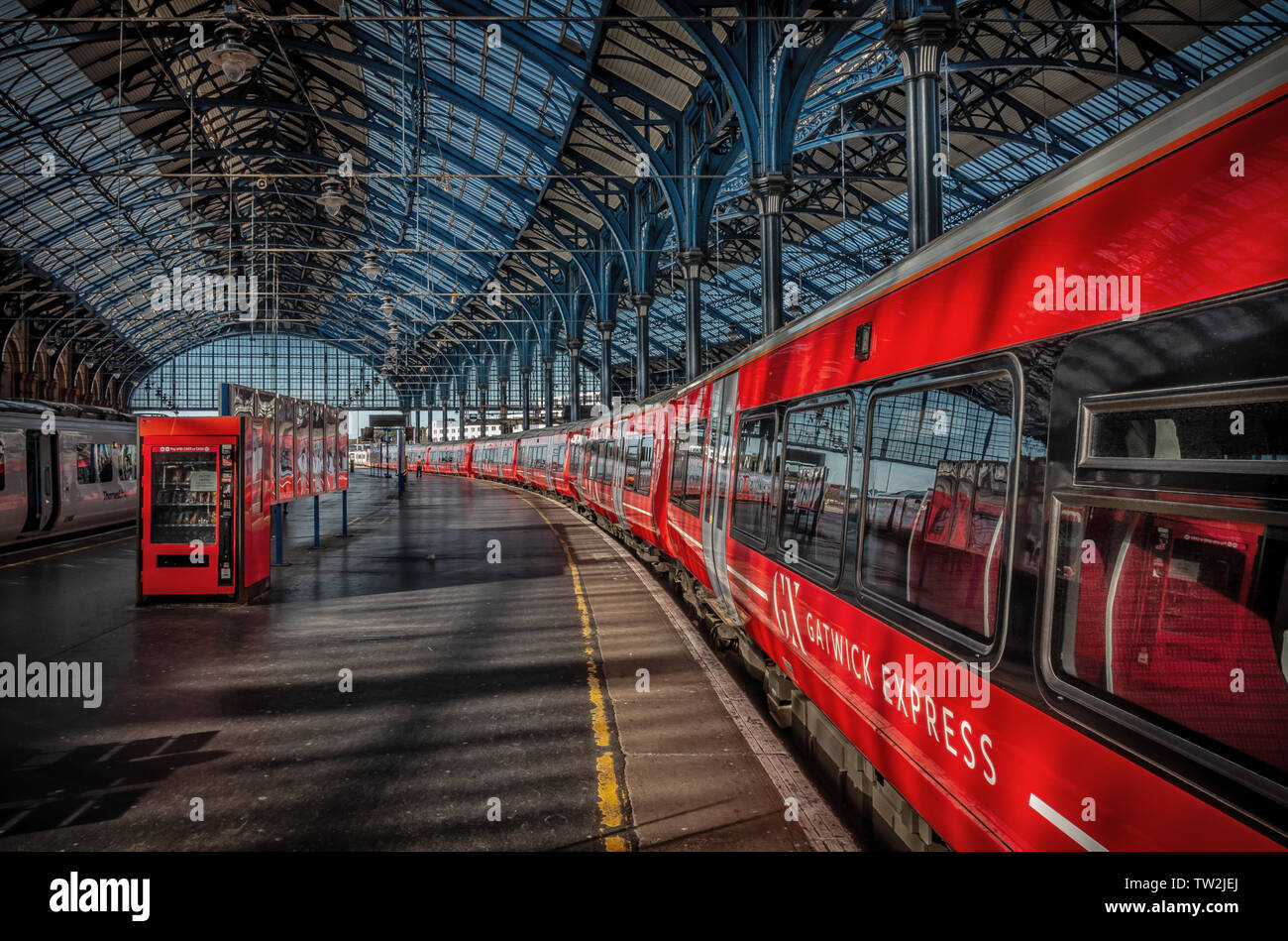 Il treno Gatwick Express tirata nella stazione ferroviaria di Brighton Foto Stock