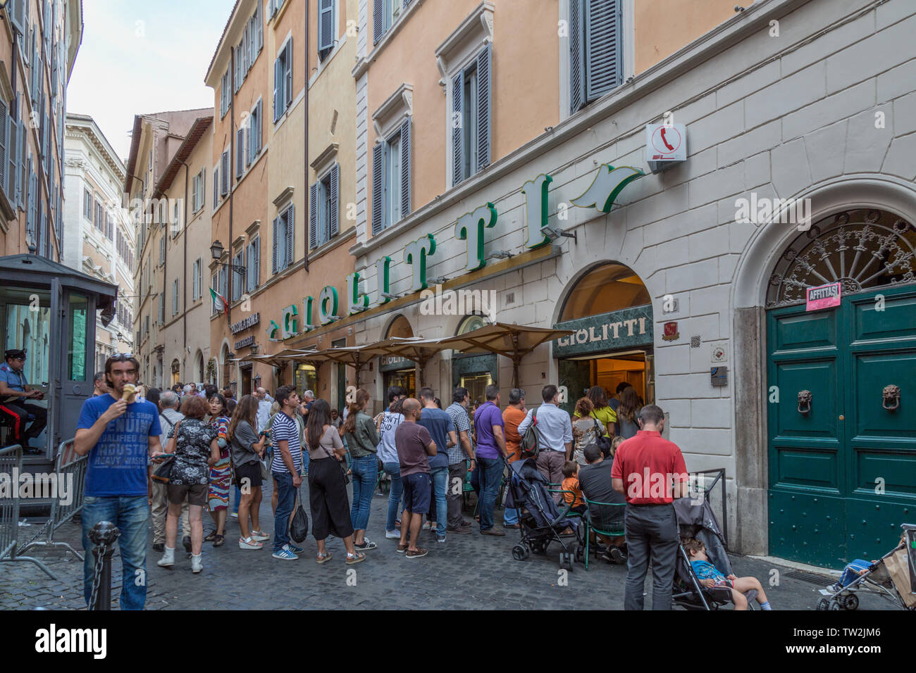 La formazione di Code esterno Giolitti gelato, pasticceria, caffetteria a Roma Foto Stock