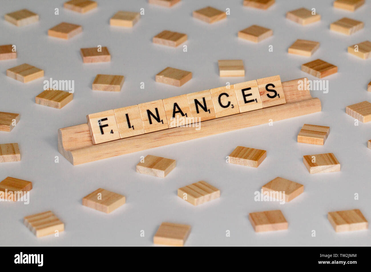 Scrabble gioco di parola piastrelle di legno ortografia 'finanze' Foto Stock