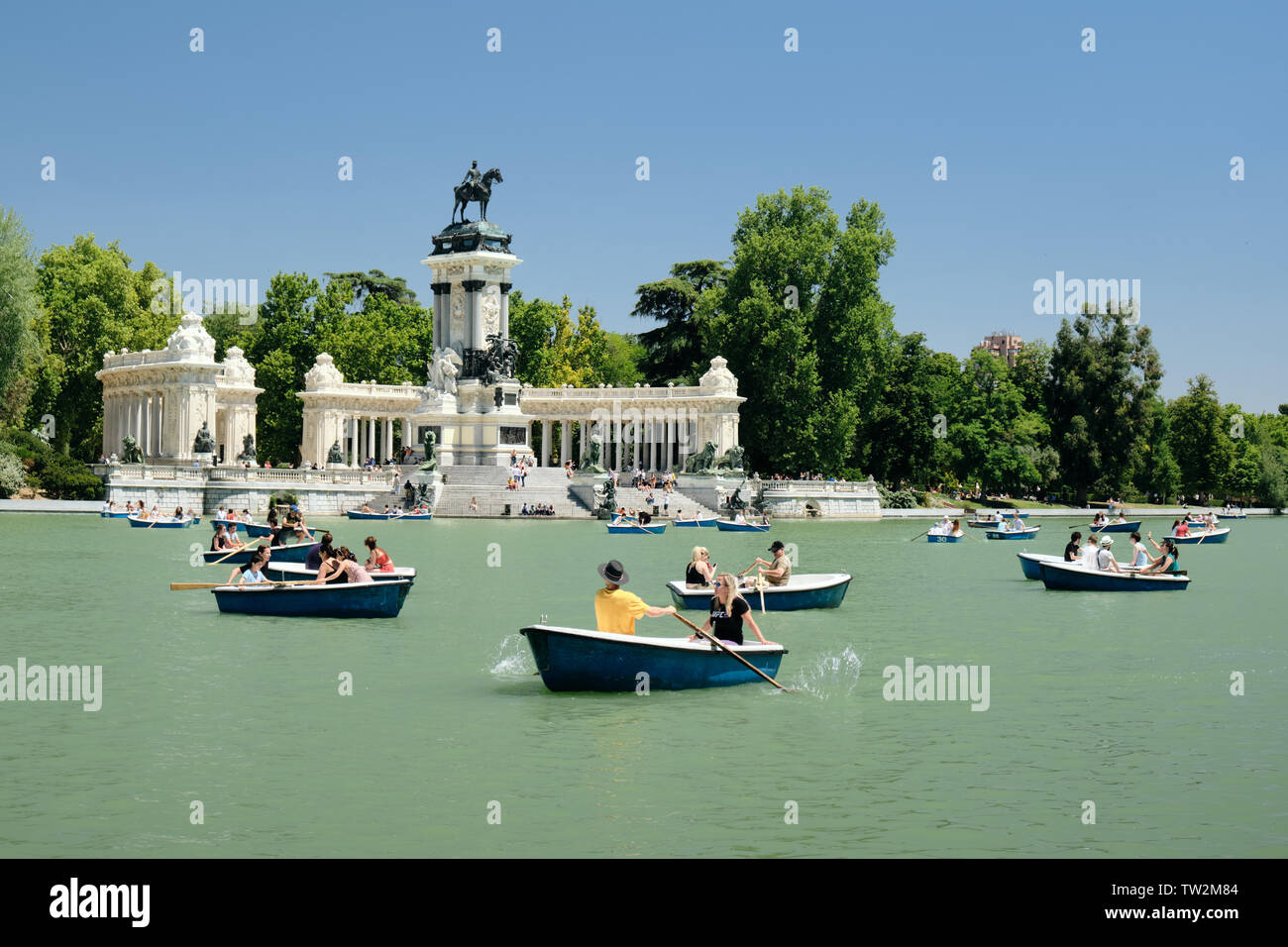 Madrid, Spagna - 15 Giugno 2019: persone trascorrere il tempo libero canottaggio su barche nel Parque del Retiro lago Foto Stock