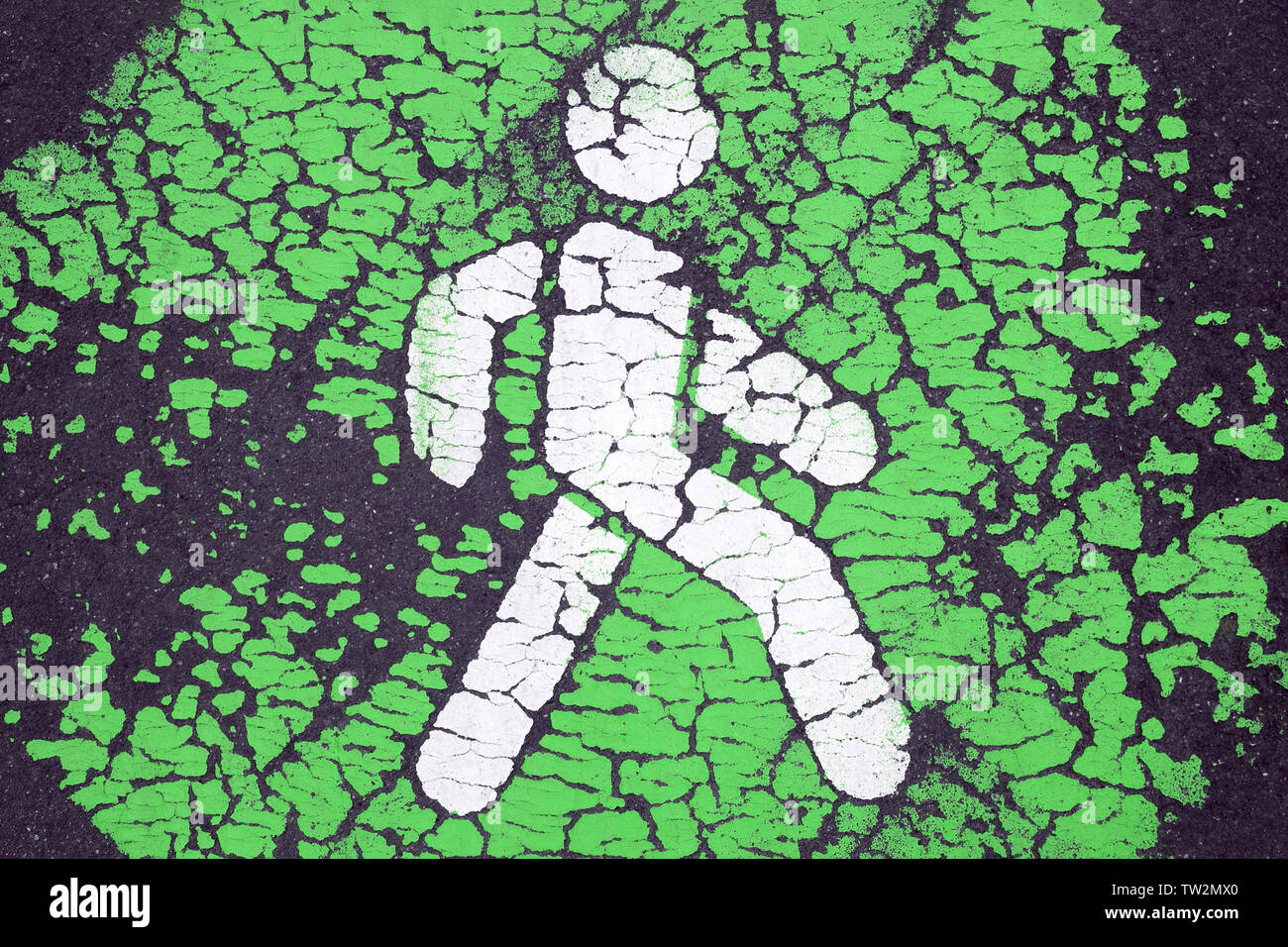 Icona pedonale incrinato su sfondo verde. Andare verde e pedonale il concetto di priorità Foto Stock