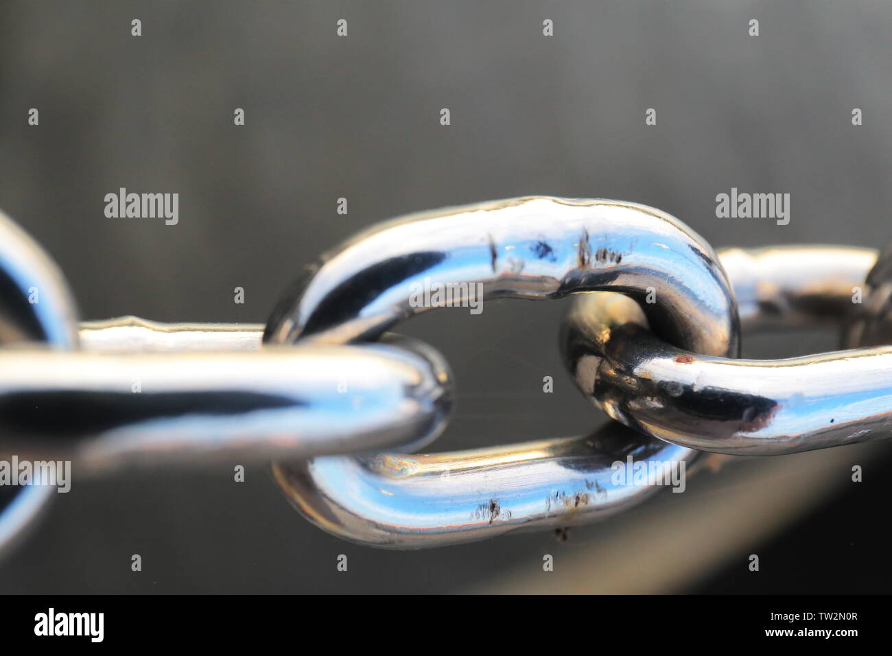 Primo piano di grandi maglie a catena in metallo su uno sfondo sfocato non descritto Foto Stock