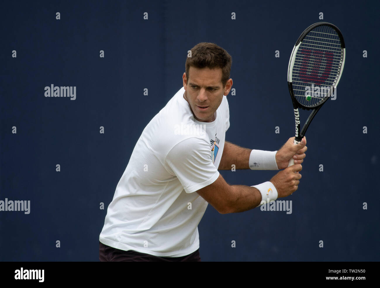 La Queens Club di Londra, Regno Unito. Il 18 giugno 2019. Il giorno 2 della febbre campionati ad albero. I giocatori sulla pratica corte. Foto Stock