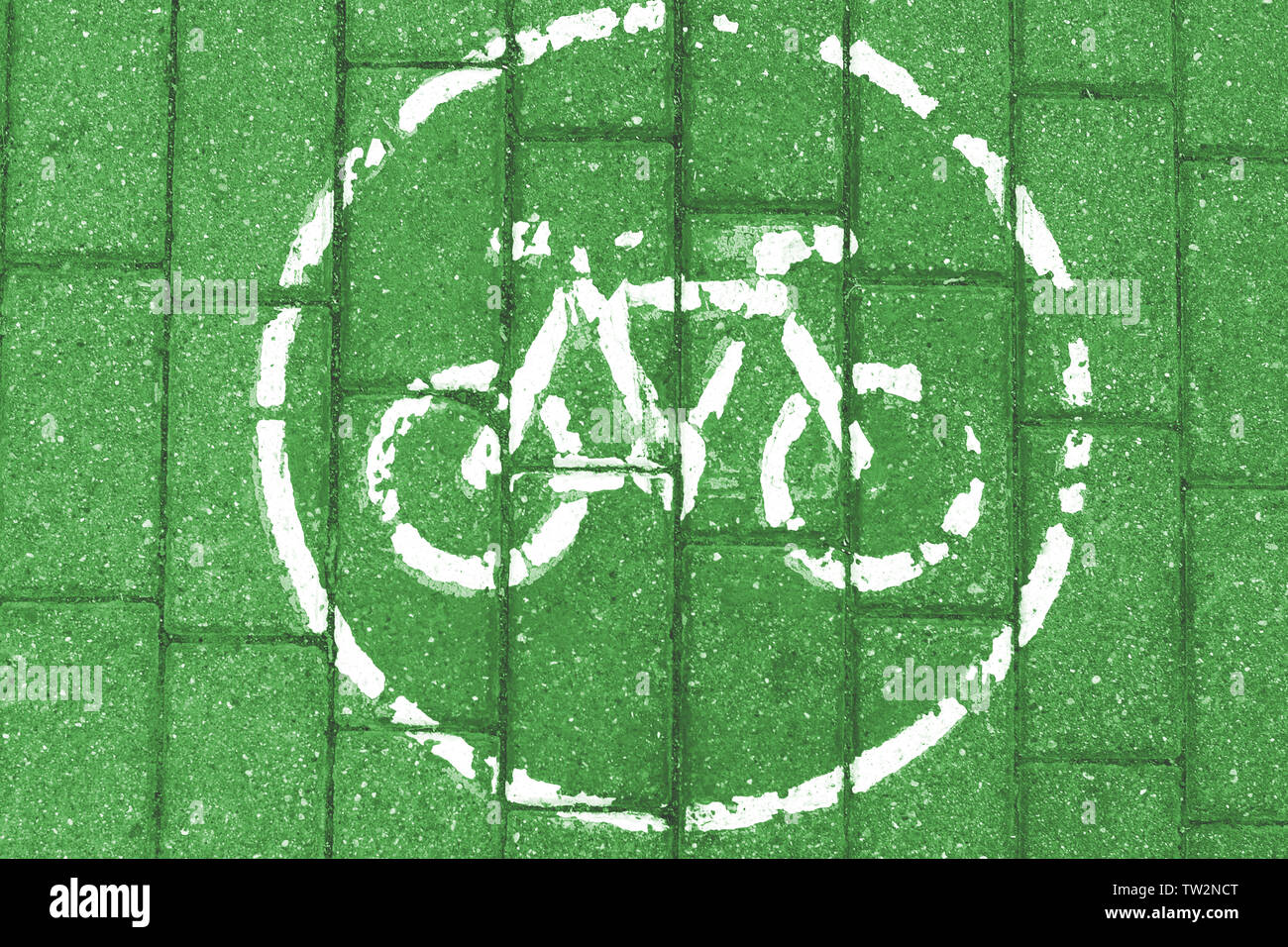 White weathered segno di bicicletta sul verde Sfondo mattone Foto Stock