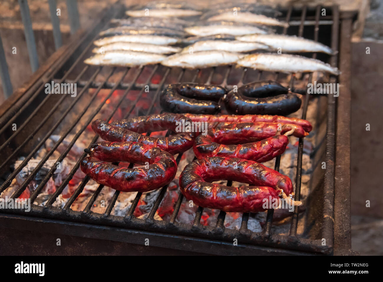 Salsicce e sardine in un grill in Santo Antonio festival di Lisbona. La più grande celebrazione a Lisbona che hapens nel mese di giugno in onore del Santo Antonio Foto Stock