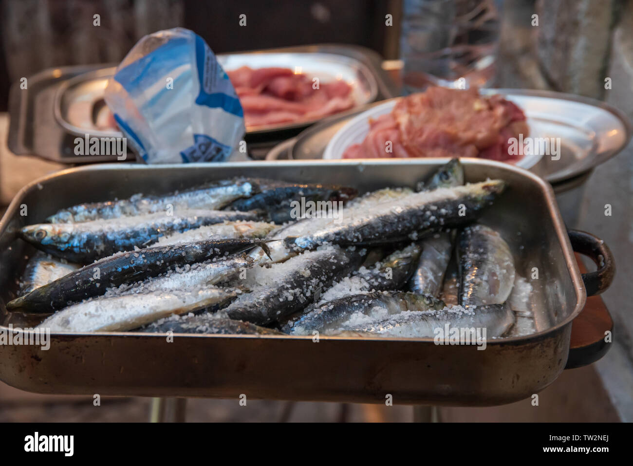 Sardine e carne alla griglia in Santo Antonio festival di Lisbona. La più grande celebrazione a Lisbona che hapens nel mese di giugno in onore del Santo Antonio. Foto Stock