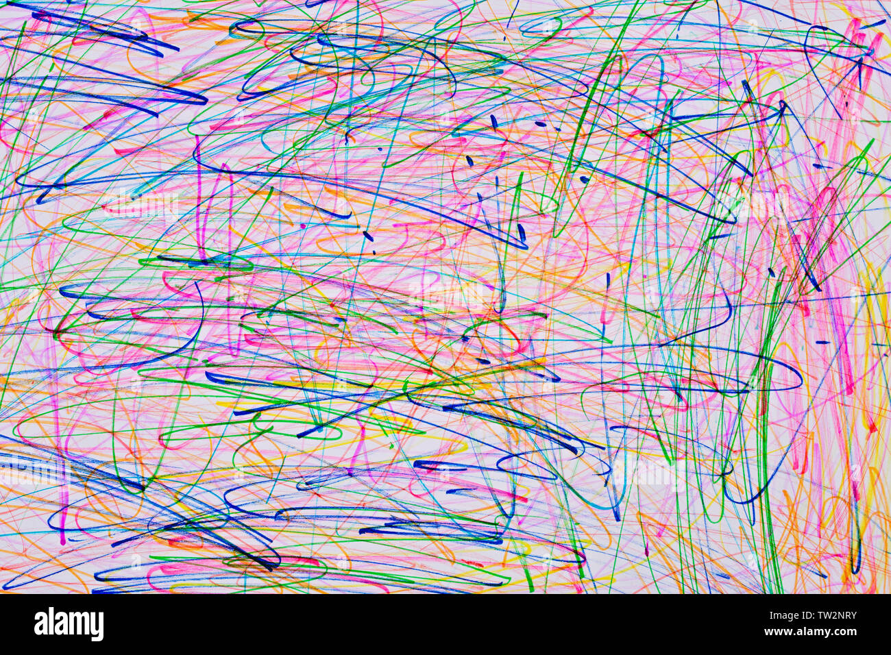 Bambini 's disegno di linee astratte in età prescolare, colori. Vista superiore Foto Stock
