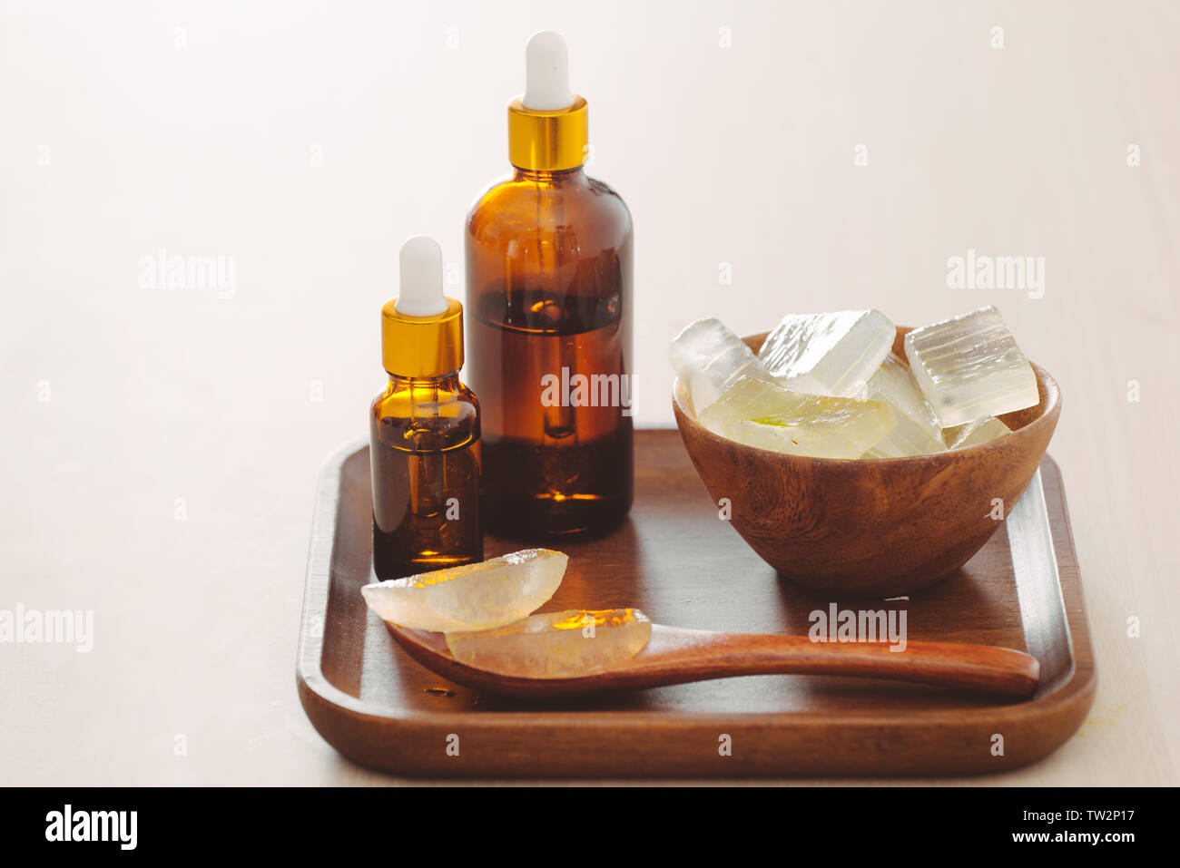 Aloe vera olio essenziale, sbucciato aloe su sfondo chiaro Foto Stock