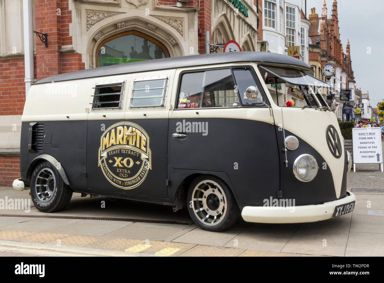 Marmite VW camper Autobus in nero opaco e bianco di grandi ruote in lega split parabrezza finestre di Safari extra vecchio marmite logo su VW evento pubblico Horsham Foto Stock