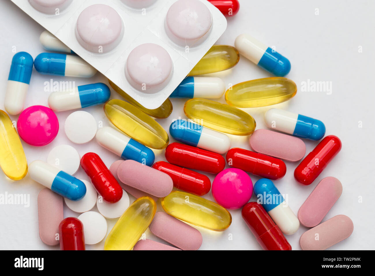 Assortiti medicina farmaceutica pillole, compresse e capsule e bottiglia su sfondo bianco. Copia spazio per il testo Foto Stock