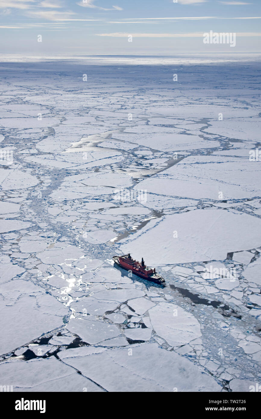 Il più grande del mondo di rompighiaccio nucleari, 50 anni di vittoria, in rotta verso il Polo Nord. Arctique russo. Foto Stock