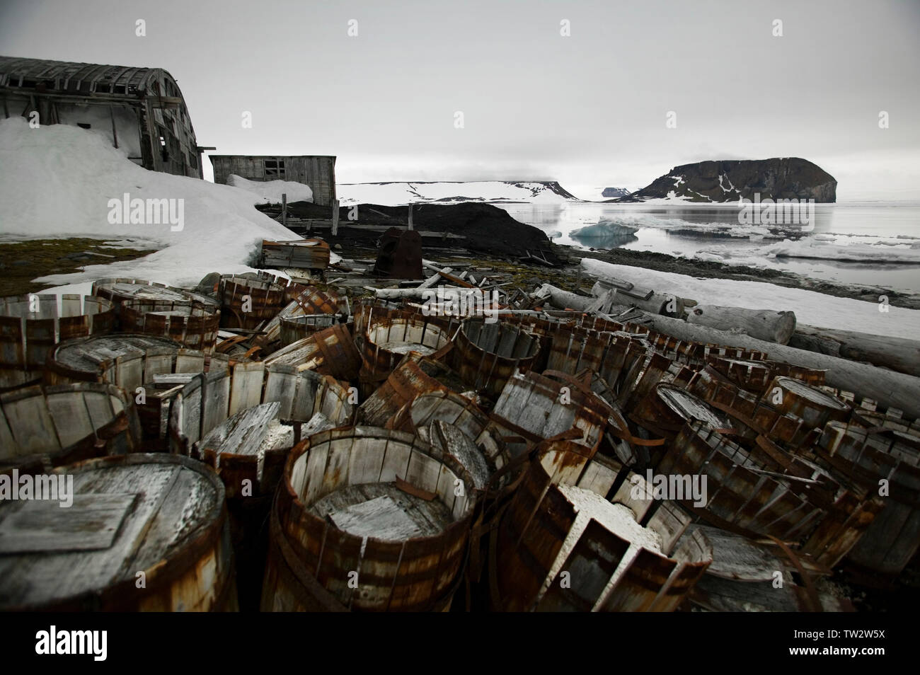 Vecchie botti in legno a abbandonato il russo stazione scientifica su Hooker Isola, Franz Josef Land, Arctique russo. Foto Stock