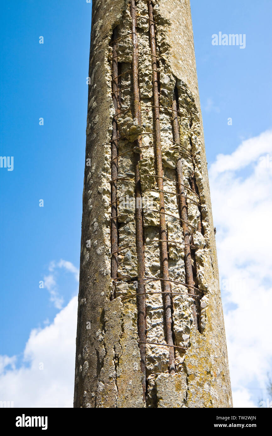 Dettaglio della rottura di un palo della linea telefonica Foto Stock