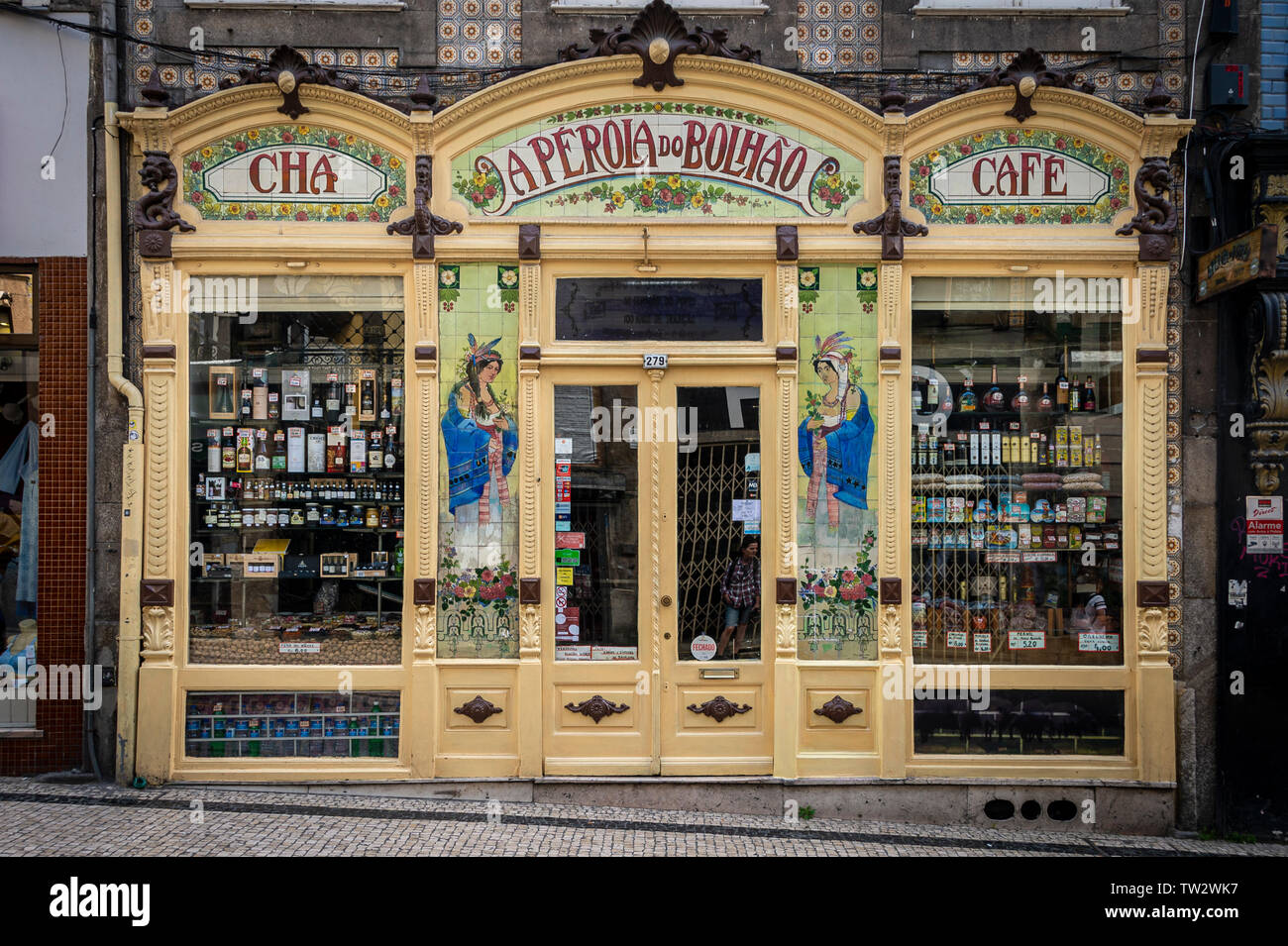 Un Pérola do Bolhão è un tradizionale negozio di alimentari a Porto in Portogallo con un'Art Noveau shopfront. Foto Stock