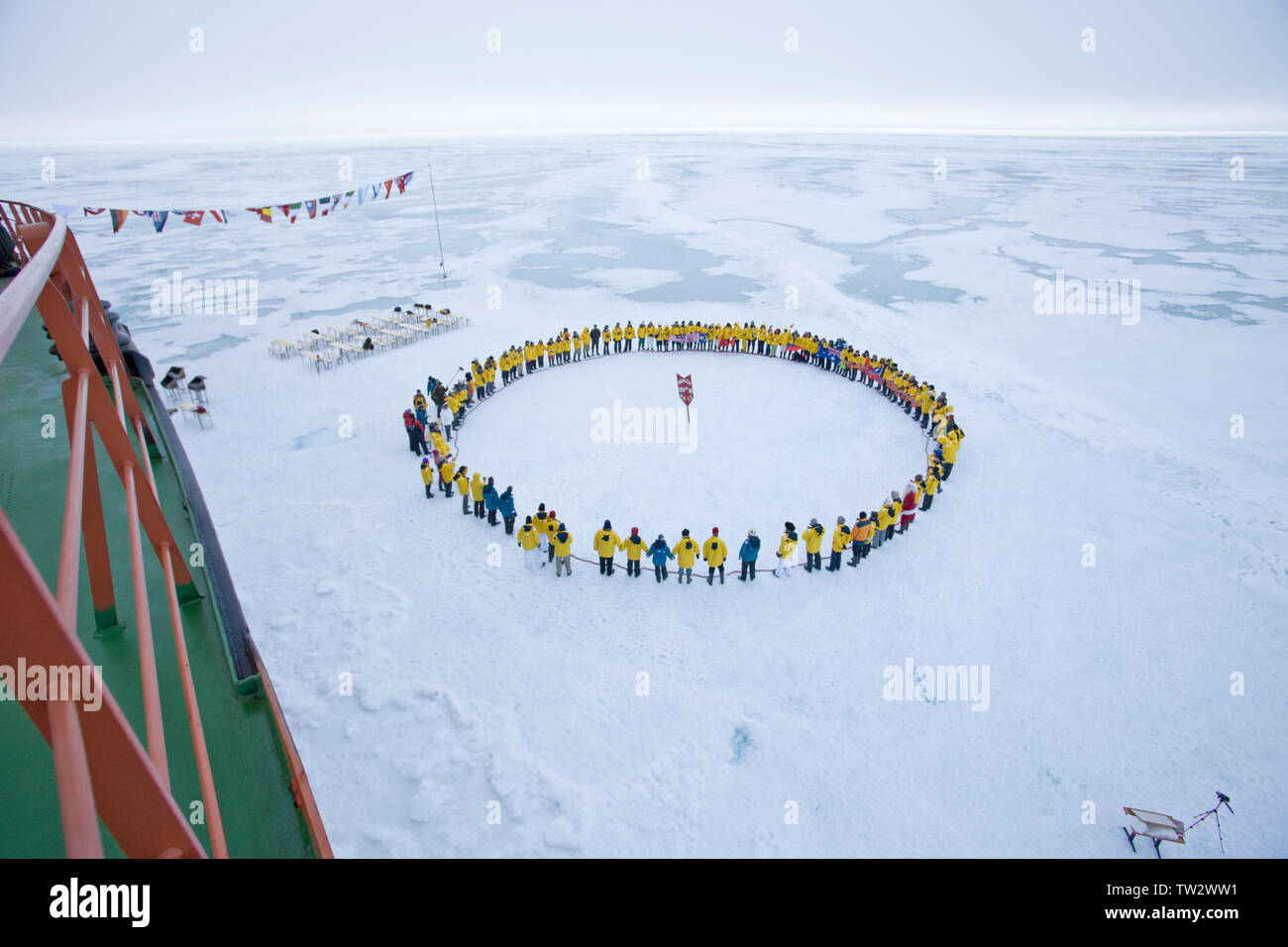 I turisti forma cerchio in corrispondenza del polo nord dopo il raggiungimento del 90 gradi nord sul nucleare russo icebreaker 50 anni di vittoria. Luglio 2008. Foto Stock